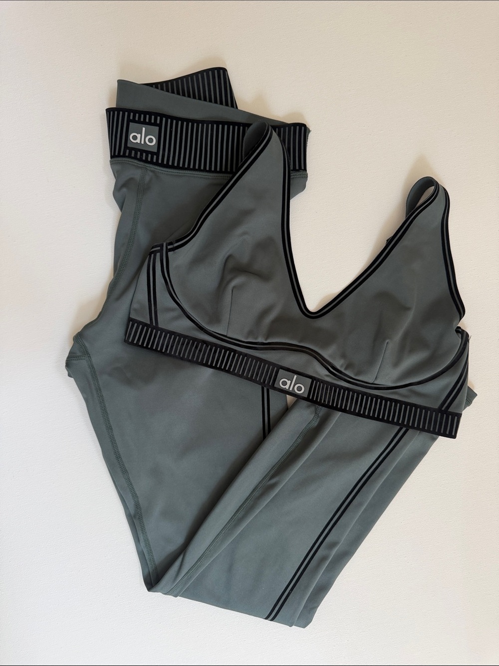 ALO Yoga Black Seamless Sports Bra & High-Waist Leggings Set - size SM
